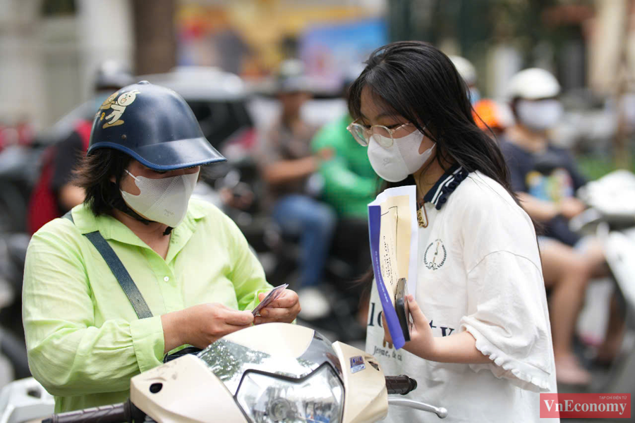 Phụ huynh cũng được các nhà trường khuyên đồng hành, hỗ trợ con, không tạo áp lực không cần thiết cho con.