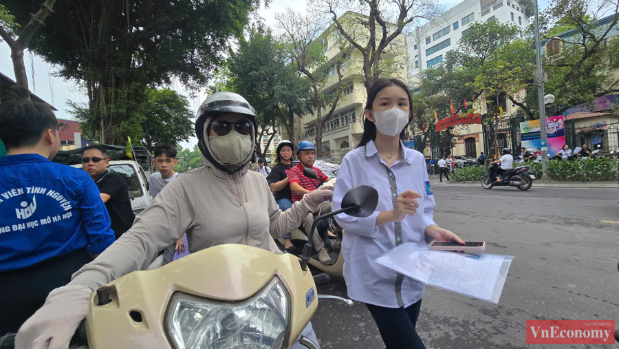 [Phóng sự ảnh] Gần 104.000 học sinh Hà Nội sáng nay làm thủ tục dự thi lớp 10 - Ảnh 7