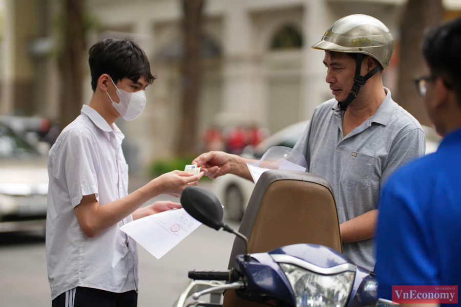 Một lưu ý quan trọng khác là, thí sinh, phụ huynh cần đọc chính xác tên địa điểm thi, địa chỉ của điểm thi để đến đúng điểm thi và đúng giờ. Trong những năm trước, vẫn có tình trạng thí sinh đến nhầm điểm thi do không đọc kỹ tên trường THCS hay THPT.