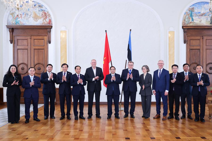 Thủ tướng Phạm Minh Chính và Chủ tịch Quốc hội Estonia Lauri Hussar cùng các đại biểu - Ảnh: VGP
