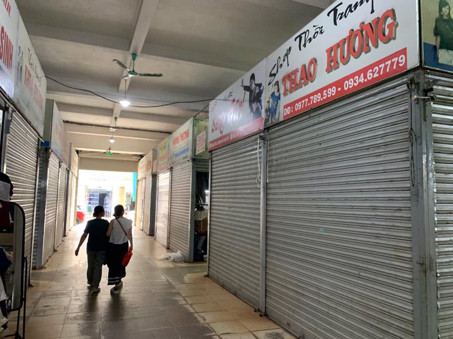 Theo ông Lê Viết Đang, Trưởng Ban quản lý chợ Tây Thành, có đến 90 phần trăm số hộ đang kinh doanh tại đây tự nguyện tạm ngưng hoạt động. Nguyên nhân chủ yếu do lo lắng về quy định mới liên quan đến hóa đơn và nhãn mác hàng hóa, đặc biệt là nhóm hàng không có hóa đơn đầu vào rõ ràng.