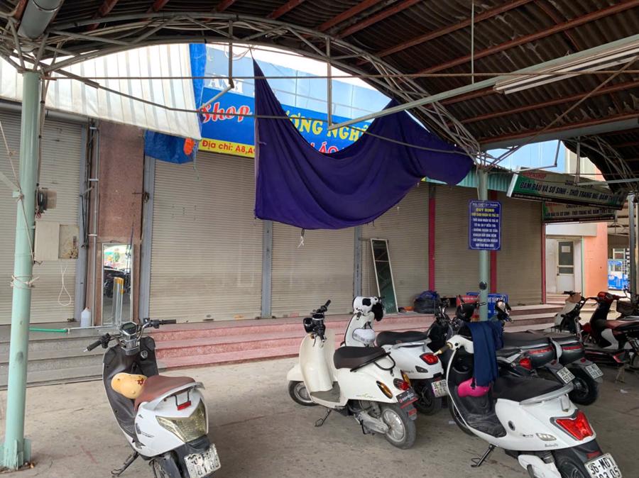 Theo ghi nhận tại các chợ và tuyến phố thương mại lớn trên địa bàn TP Thanh Hóa, hàng loạt ki ốt và sạp hàng đã đóng cửa hoặc chỉ mở cửa một phần. Tại chợ Tây Thành, khu kinh doanh thời trang sầm uất, có tới 90% tiểu thương tạm ngưng hoạt động. Đại diện Ban Quản lý chợ xác nhận, các tiểu thương lo ngại hàng hóa không có hóa đơn đầu vào, thiếu nhãn mác rõ ràng, có thể bị xử lý trong đợt kiểm tra này.