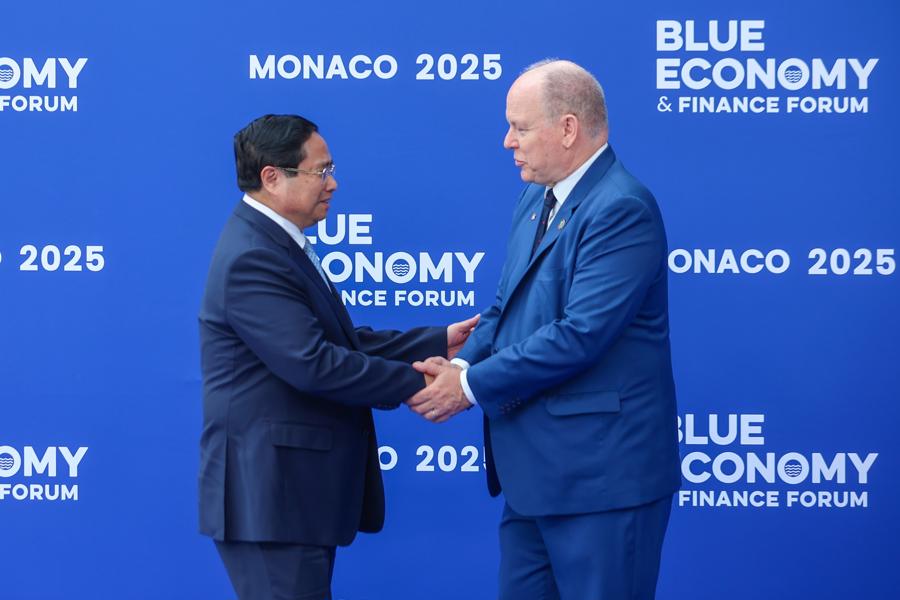 Hoàng thân Monaco Albert II vui mừng đón Thủ tướng Phạm Minh Chính tới dự Diễn đàn Tài chính và Kinh tế xanh trong khuôn khổ Hội nghị UNOC 3 - Ảnh: VGP