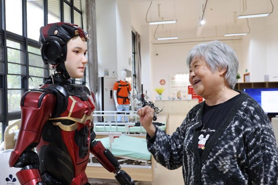 Việc triển khai robot trong lĩnh vực chăm sóc người cao tuổi được đánh giá là phức tạp hơn nhiều so với các ứng dụng trong công nghiệp
