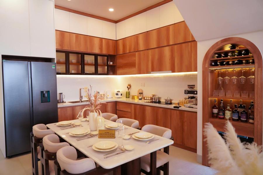 Không gian bếp được thiết kế hiện đại, ấm cúng, khơi nguồn cảm hứng cho những bữa ăn sum vầy, đậm chất yêu thương.