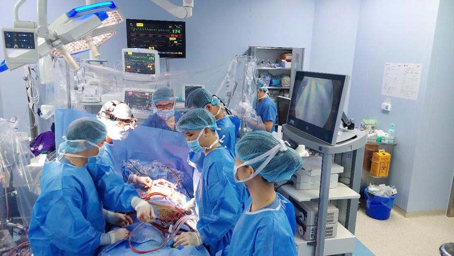 Các bác sĩ áp dụng phương pháp phẫu thuật MICS cho bệnh nhân.