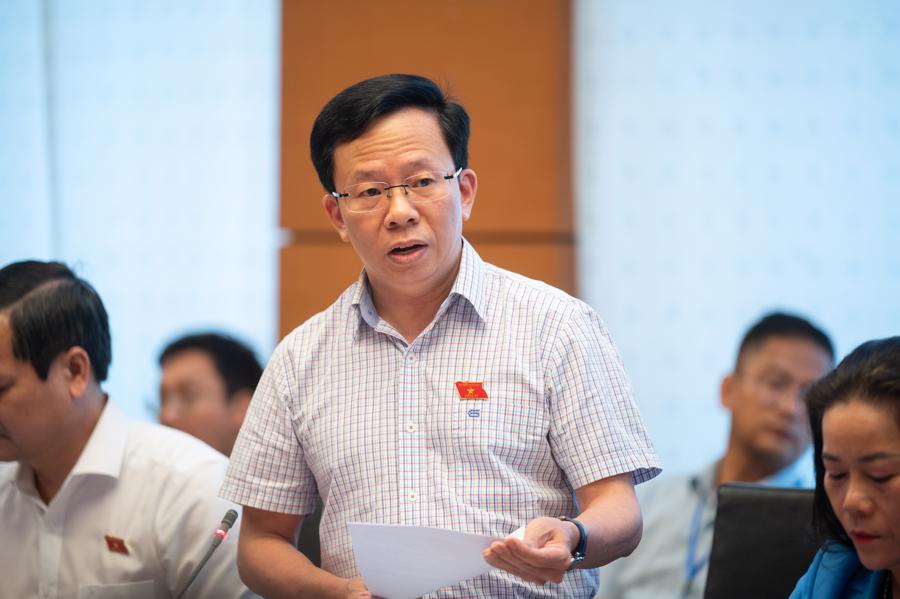 Đại biểu Lê Minh Nam, đoàn Hậu Giang góp ý.