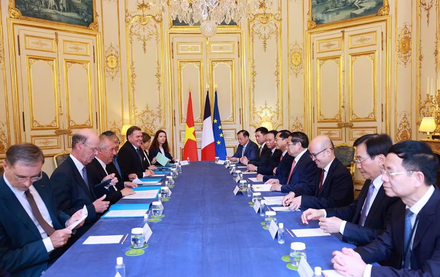 Thủ tướng Phạm Minh Chính hội đàm với Thủ tướng Pháp Francois Bayrou tại điện Matignon - Ảnh: VGP
