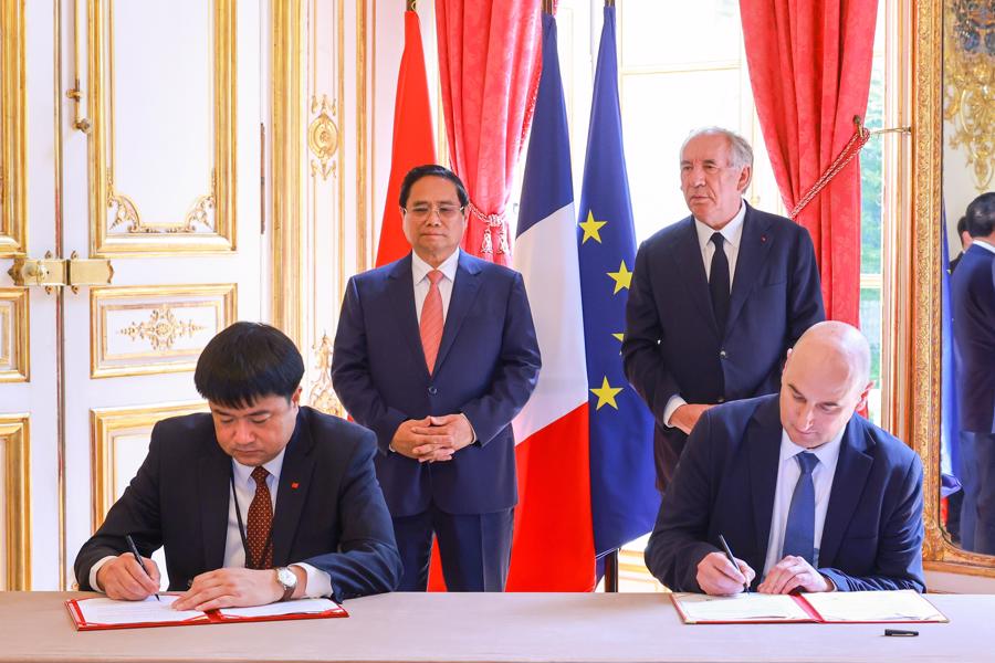 Thủ tướng Phạm Minh Chính và Thủ tướng Pháp Francois Bayrou chứng kiến Lễ ký kết và trao Biên bản ghi nhớ giữa Viện hàn lâm Khoa học và Công nghệ Việt Nam và Uỷ ban Năng lượng nguyên tử và Năng lượng thay thế Pháp - Ảnh: VGP