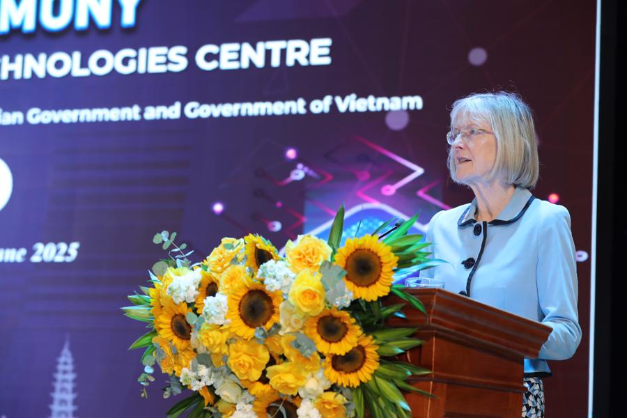 Đại sứ Australia tại Việt Nam Gillian Bird phát biểu tại lễ khai trương Trung tâm Công nghệ Chiến lược Australia - Việt Nam (AVSTC). Ảnh: ĐSQ Australia.