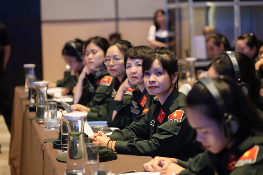 Nữ sĩ quan cảnh sát tham dự diễn đàn. Ảnh: Hoàng Thảo.
