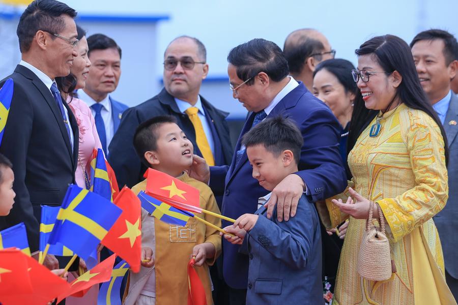 Thủ tướng Phạm Minh Chính tới Stockholm, bắt đầu thăm chính thức Thụy Điển - Ảnh 2