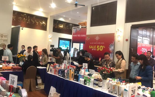Một quầy hàng Sale được đông đảo khách hàng mua sắm. Ảnh Ngô Anh Văn