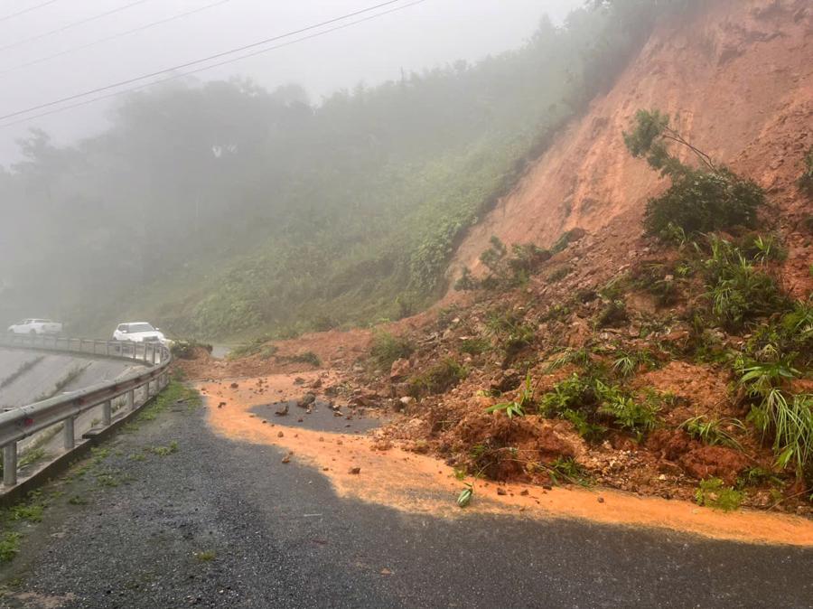 Km 195 tuyến Hồ Chí Minh nhánh Tây thuộc xã Hướng Việt, huyện Hướng Hóa, Quảng Trị bị sạt lở gây ách tắc giao thông 