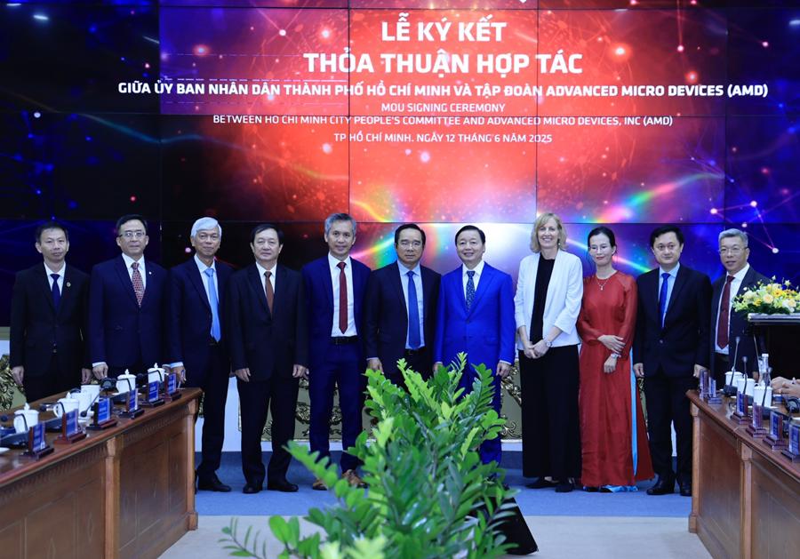 Phó Thủ tướng và các đại biểu tại lễ ký kết - Ảnh: VGP/Minh Khôi.