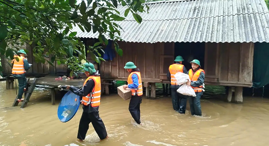Lực lượng bộ đội biên phòng hỗ trợ người dân bản Mít Cát (xã Kim Thủy, huyện Lệ Thuỷ, Quảng Bình ) di dời đến nơi an toàn