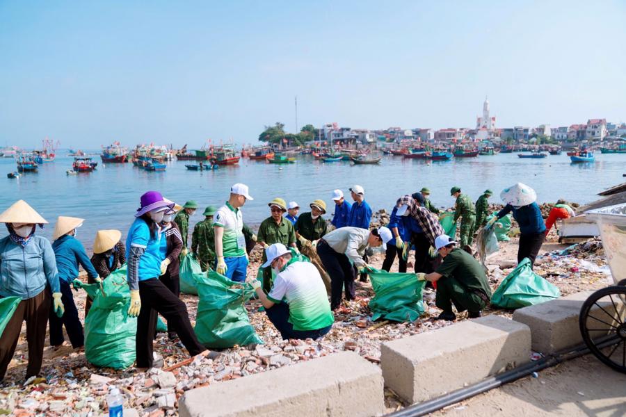 Chỉ trong vòng hai giờ, gần 30 tấn rác thải ven biển đã được thu gom.