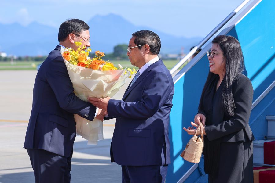 Phó Chủ nhiệm Văn phòng Chính phủ Phạm Mạnh Cường đón Thủ tướng Chính phủ Phạm Minh Chính và Phu nhân tại sân bay Nội Bài - Ảnh: VGP