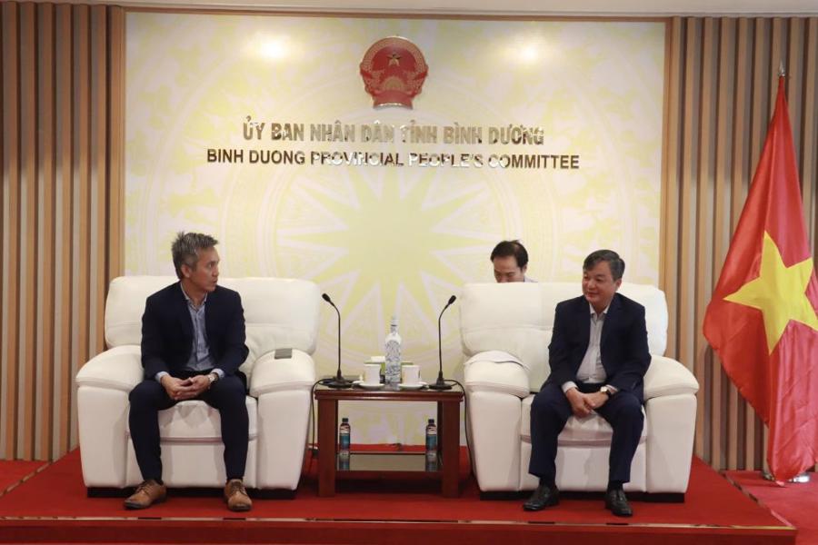 Ông Bùi Minh Trí, Phó Chủ tịch UBND tỉnh chủ trì tiếp ông Ryan Sim, Giám đốc Khu vực Châu Á - Thái Bình Dương và Nhật Bản của Tập đoàn Advanced Micro Devices (Hoa Kỳ). 