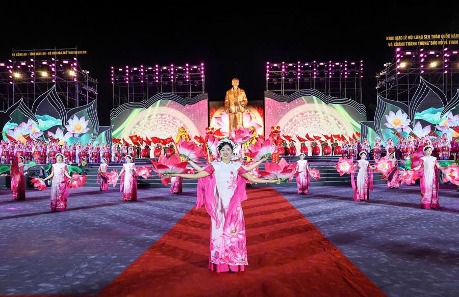 Lễ hội làng Sen
