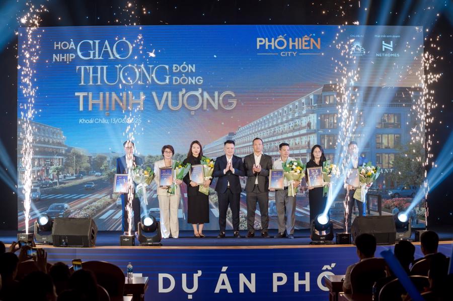 Đại diện chủ đầu tư, ng&acirc;n h&agrave;ng Vietcombank Phố Hiến, đơn vị ph&aacute;t triển kinh doanh Nethomes v&agrave; c&aacute;c đại l&yacute; ph&acirc;n phối thực hiện nghi thức kick-off.