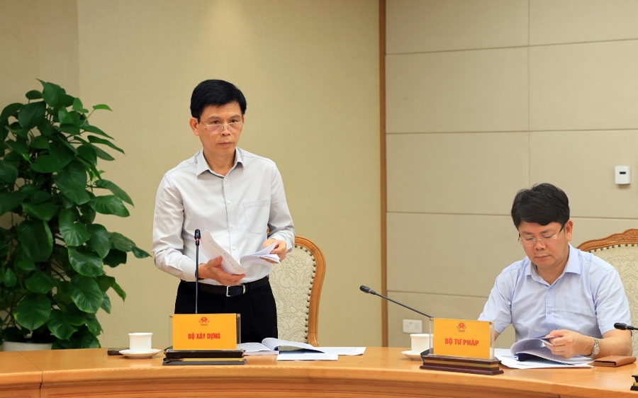 Thứ trưởng Bộ Xây dựng Lê Anh Tuấn phát biểu tại cuộc họp. Ảnh: VGP.