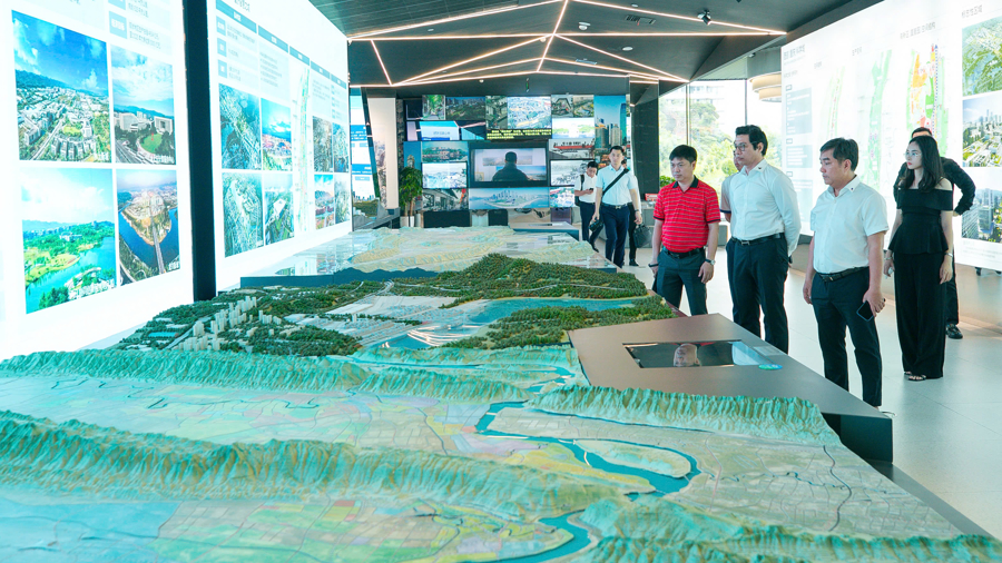 Đoàn công tác tham quan Cung Triển lãm quy hoạch Thành phố Trùng Khánh (Trung Quốc).