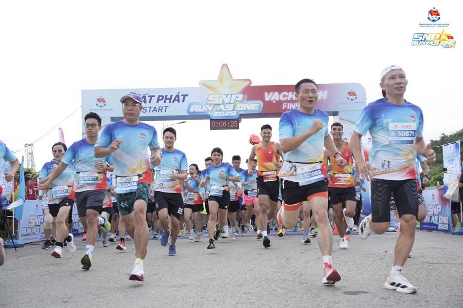 Khoảnh khắc c&aacute;c Vận động vi&ecirc;n đồng loạt xuất ph&aacute;t tại Giải chạy SNP Run As One 2025.