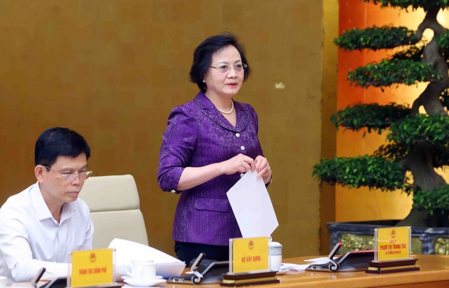 Bộ trưởng Bộ Nội vụ Phạm Thị Thanh Trà báo cáo kết quả xây dựng các Nghị định về phân cấp, phân quyền và phân định thẩm quyền gắn với mô hình tổ chức chính quyền địa phương 02 cấp - Ảnh: VGP/Nguyễn Hoàng