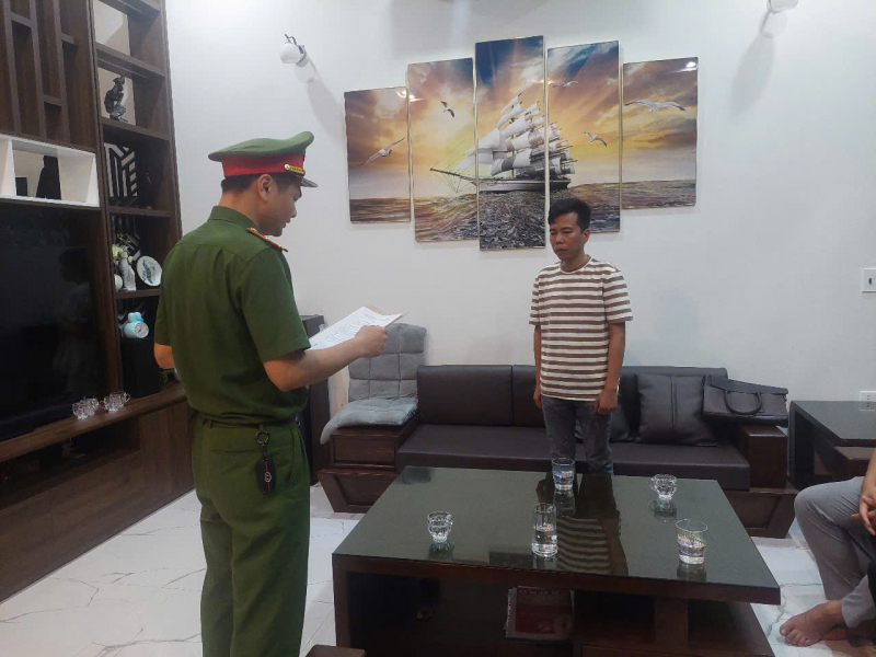 Cơ quan CSĐT Công an tỉnh Ninh Bình công bố khám xét đối với Trần Đại Phúc, Giám đốc Công ty TNHH Hải Bé. Ảnh: Cơ quan công an