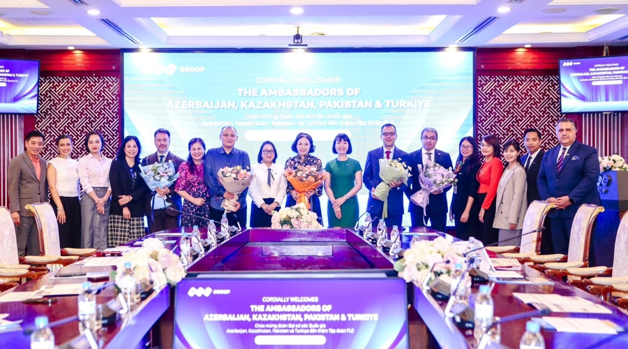 Ban l&atilde;nh đạo Tập đo&agrave;n FLC v&agrave; FLC Hotels &amp; Resorts trao hoa ch&agrave;o mừng đo&agrave;n Đại sứ.
