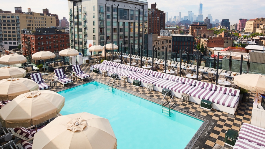 Hồ bơi trên sân thượng tại Soho House New York ở Meatpacking District. Ảnh: Times.
