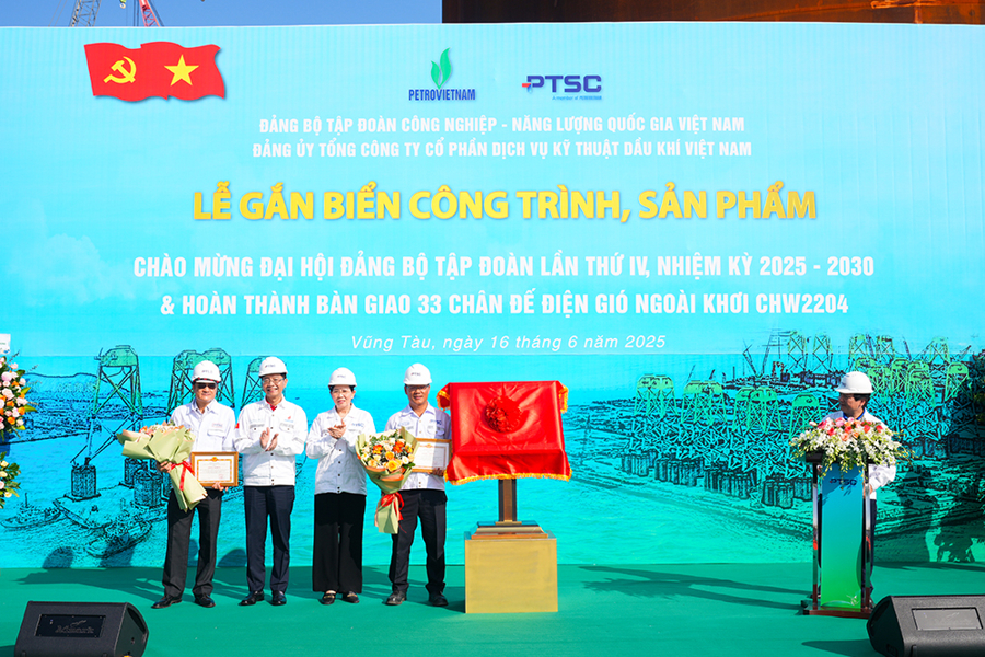 Đồng ch&iacute; L&ecirc; Thị Thủy, Ủy vi&ecirc;n Ban Chấp h&agrave;nh Trung ương Đảng, Ph&oacute; B&iacute; thư Đảng ủy Ch&iacute;nh phủ v&agrave; đồng ch&iacute; Trần Quang Dũng, Ph&oacute; B&iacute; thư Thường trực Đảng ủy Petrovietnam trao quyết định v&agrave; tặng hoa ch&uacute;c mừng tập thể PTSC.