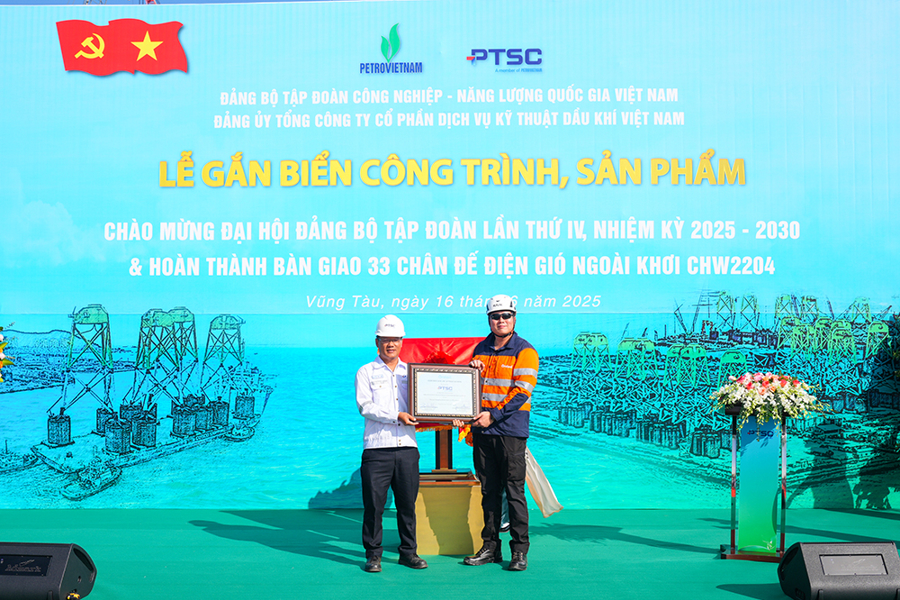 Đại diện Chủ đầu tư Orsted trao Giấy chứng nhận ho&agrave;n th&agrave;nh c&ocirc;ng tr&igrave;nh cho đại diện PTSC.