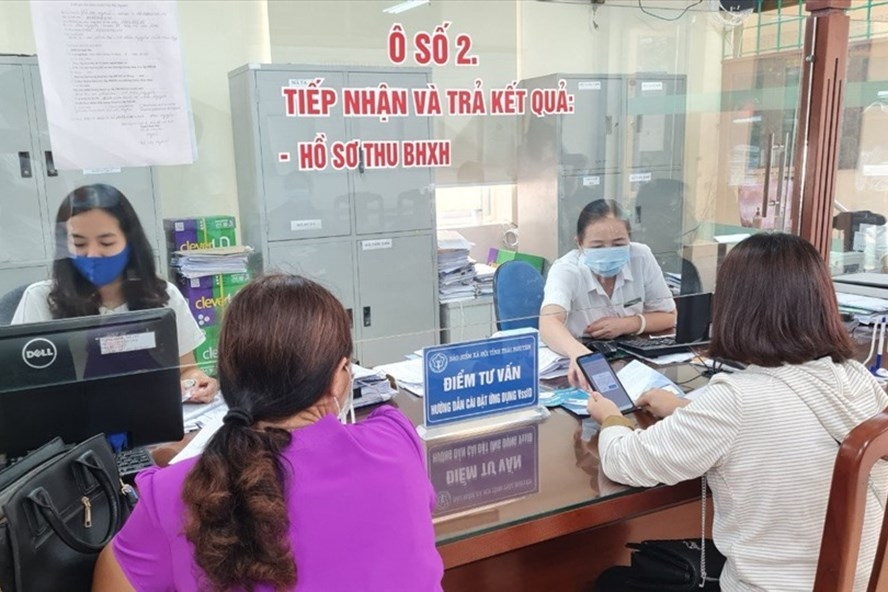 Chi trả chế độ chính sách bảo hiểm xã hội cho người lao động. Ảnh: Duy Nguyễn.