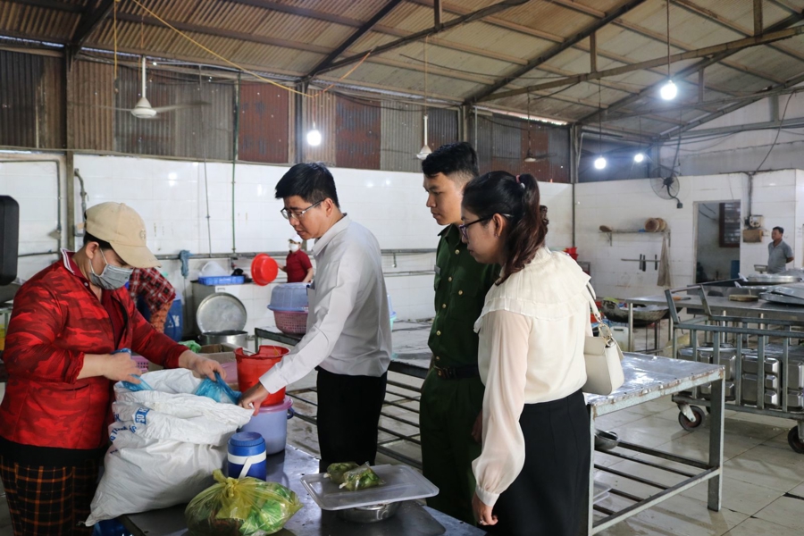 Lực lượng chức năng kiểm tra tại một cơ sở cung cấp suất ăn công nghiệp. Ảnh: Cục An toàn thực phẩm (Bộ Y tế).