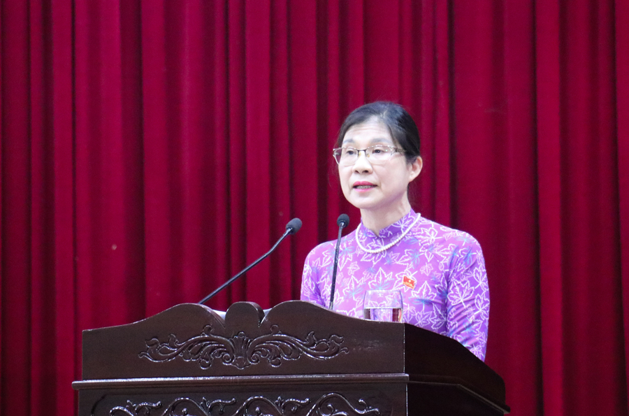 Trưởng ban Dân tộc HĐND tỉnh Nghệ An Lô Thị Kim Ngân trình bày báo cáo thẩm tra các dự thảo Nghị quyết
