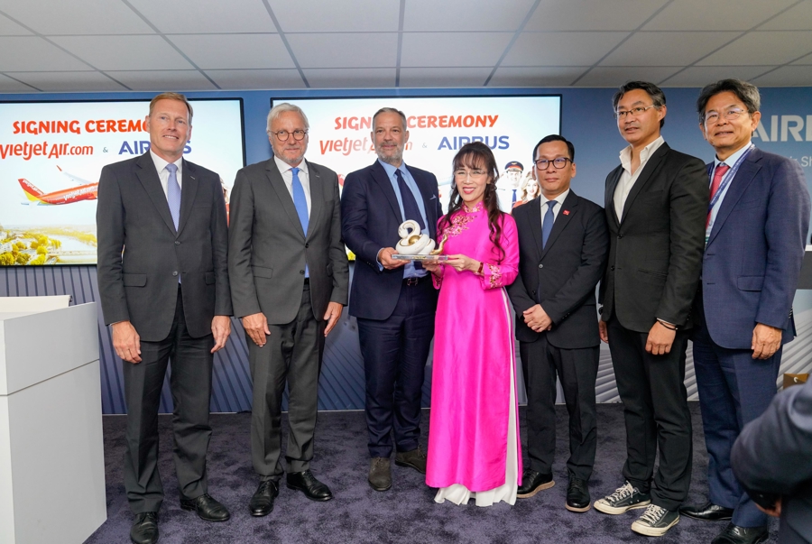 Đại diện lãnh đạo Airbus và Vietjet tại Triển lãm Hàng không Lé Bourget Paris (Paris Airshow) 2025.