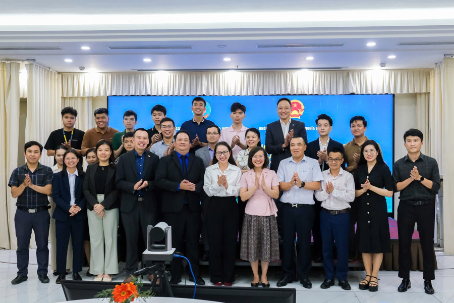 Các chuyên gia và ứng viên tham dự chương trình. Ảnh: Hà Quân.