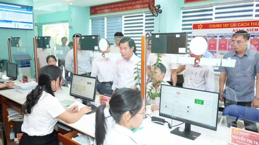 Chủ tịch UBND thành phố Nguyễn Văn Phương kiểm tra quy trình tiếp nhận hồ sơ tại UBND phường Hương An