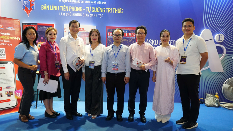 C&aacute;c đại biểu chụp ảnh lưu niệm tại gian h&agrave;ng của Tạp ch&iacute; Kinh tế Việt Nam.&nbsp;Hội B&aacute;o to&agrave;n quốc năm nay diễn ra trong ba ng&agrave;y từ 19/6 đến ng&agrave;y 21/6. Lễ bế mạc diễn ra v&agrave;o l&uacute;c 15h00 thứ Bảy ng&agrave;y 21/6/2025, được truyền h&igrave;nh v&agrave; ph&aacute;t thanh trực tiếp tr&ecirc;n Đ&agrave;i Ph&aacute;t thanh v&agrave; Truyền h&igrave;nh H&agrave; Nội, Đ&agrave;i Tiếng n&oacute;i Việt Nam. &nbsp;