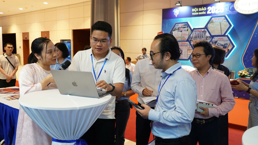 Các đại biểu tham quan gian trưng bày của Tạp chí Kinh tế Việt Nam -VnEconomy tại Hội báo toàn quốc 2025 và trải nghiệm nền tảng Asko Platform, một sản phẩm trí tuệ nhân tạo do VnEconomy phát triển. 