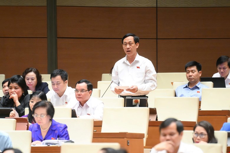 Đại biểu Mai Văn Hải, đoàn Thanh Hóa đặt câu hỏi chất vấn.