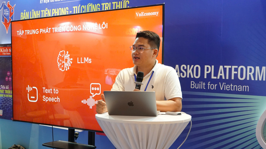 Anh Phạm Văn Mạnh, đại diện của Actable AI Việt Nam, chia sẻ tại tại gian hàng của Tạp chí Kinh tế Việt Nam tại Hội báo toàn quốc 2025.