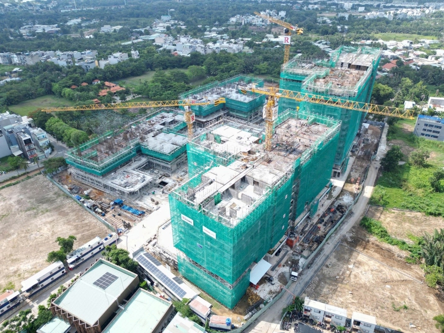 Có điều kiện pháp lý chuẩn chỉnh, quá trình thi công Elysian luôn đảm bảo đạt tiến độ đề ra. Ảnh thực tế công trường vào đầu tháng 6.