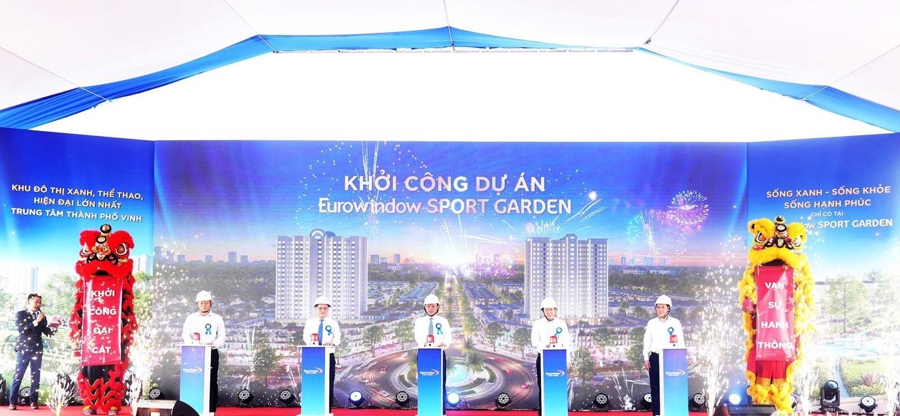 Các đại biểu thực hiện nghi thức động tổ dự án