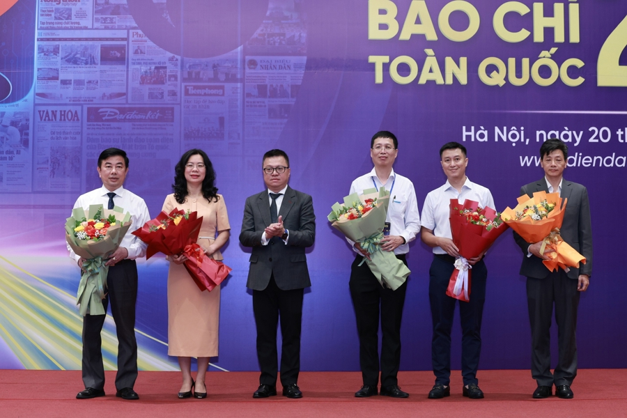 Ông Lê Quốc Minh tặng hoa các đại biểu dẫn dắt các phiên thảo luận tại diễn đàn. Ảnh: Việt Dũng