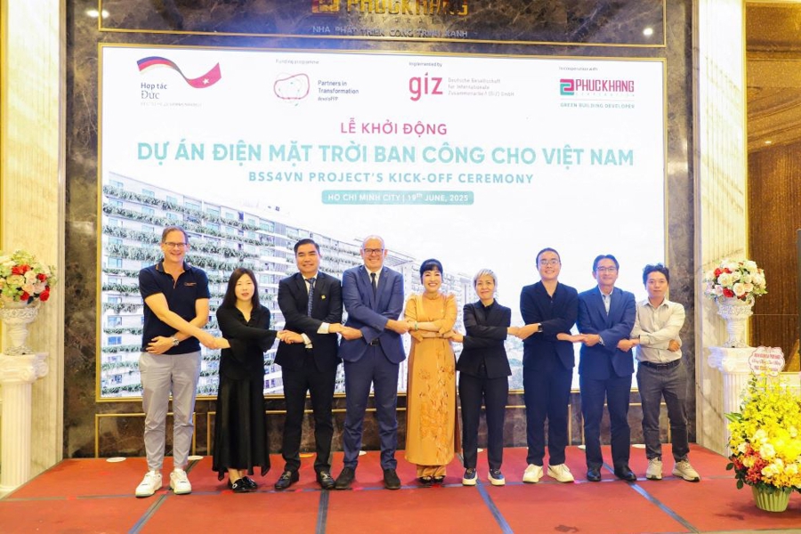 Đại diện GIZ và các đối tác tư nhân trong Dự án BSS4VN bắt tay tỏa thuận hợp tác.
