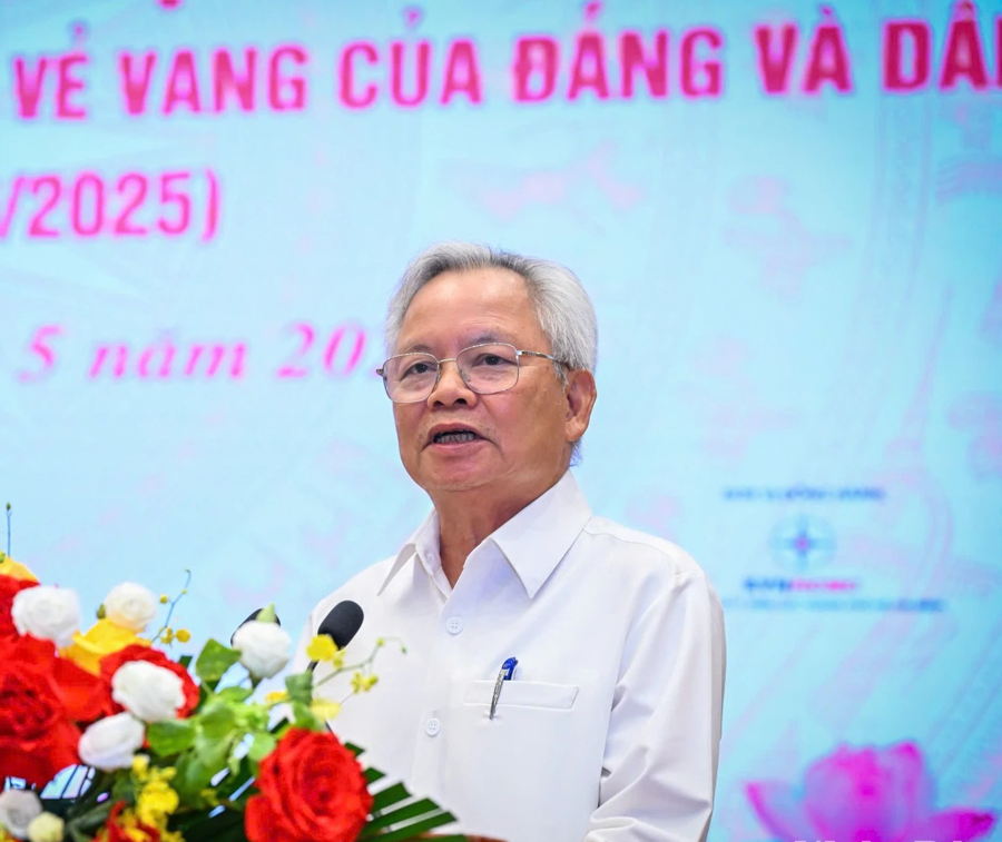 Phó Chủ tịch Thường trực Hội đồng Lý luận Trung ương Tạ Ngọc Tấn.