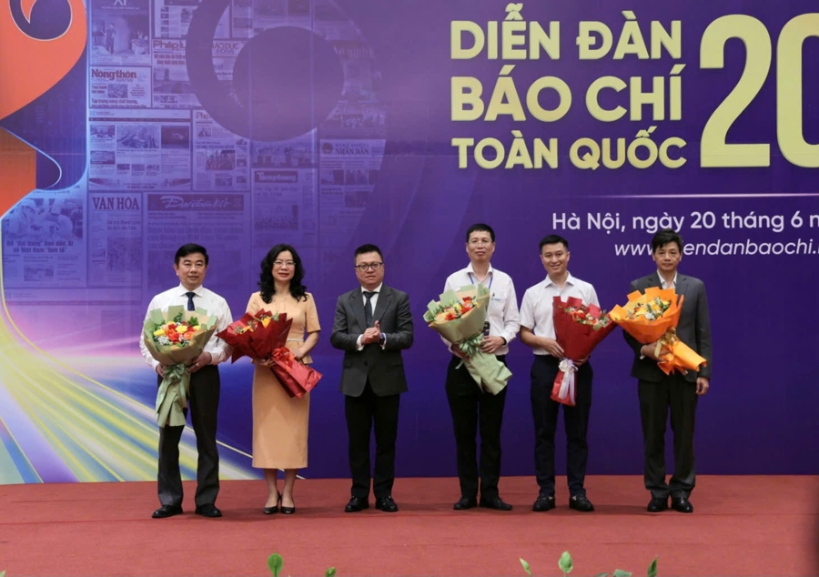 Ban tổ chức tặng hoa cho nh&agrave; b&aacute;o điều phối c&aacute;c phi&ecirc;n thảo luận tại Diễn đ&agrave;n B&aacute;o ch&iacute; to&agrave;n quốc 2025.&nbsp;